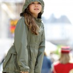 Mädchen mit Regenjacke lehnt auf Geländer Mädchen rennt - ©Ernst Vikne http://www.flickr.com/people/iboy/