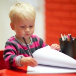 Kind malt auf einen Block - ©Ernst Vikne http://www.flickr.com/people/iboy/