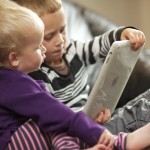 Zwei KInder mit einem iPad ©Ernst Vikne http://www.flickr.com/people/iboy/