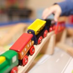 Kinderhand mit Spielzeugeisenbahn - ©Ernst Vikne http://www.flickr.com/people/iboy/